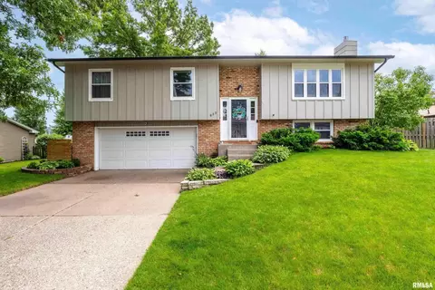 835 W 57th St, Davenport, IA 52806