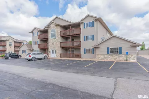 113 E Price St #302, Eldridge, IA 52748
