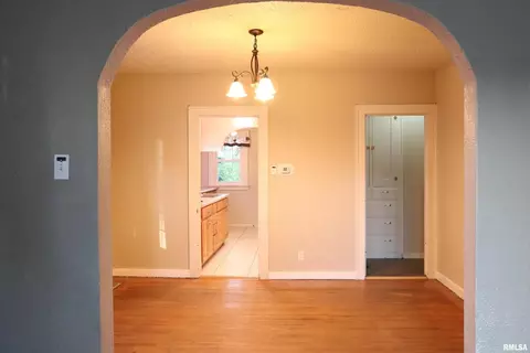 715 S Johnson St, Macomb, IL 61455 photo 5