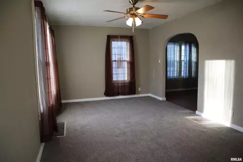 715 S Johnson St, Macomb, IL 61455 photo 2