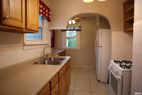 715 S Johnson St, Macomb, IL 61455 photo 6