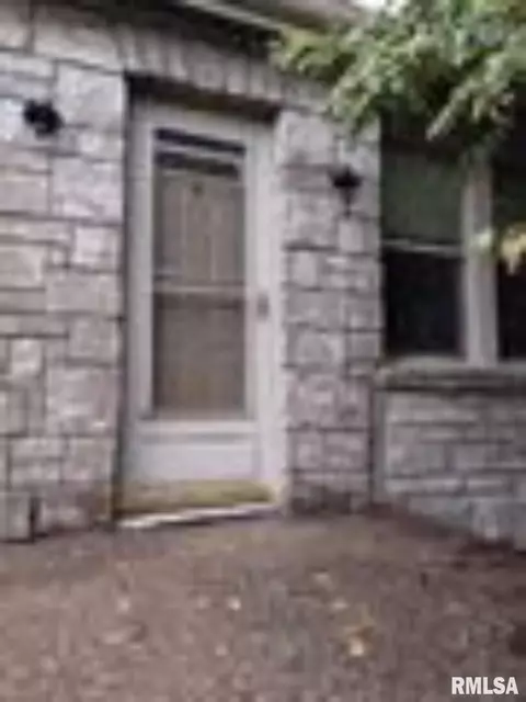 2422 Camanche Ave, Clinton, IA 52732