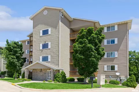 4193 Creek Hill Dr, Bettendorf, IA 52722