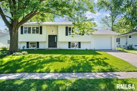 609 S 5th St, Eldridge, IA 52748