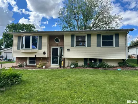 1904 Kings Dr, Bettendorf, IA 52722