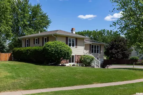 608 Centre Dr, Muscatine, IA 52761