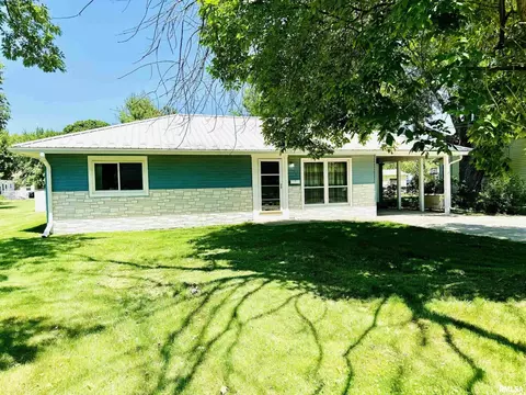 605 NW 3rd St, Aledo, IL 61231