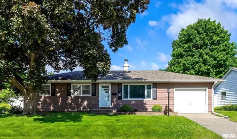 2624 Fillmore Ln, Davenport, IA 52804