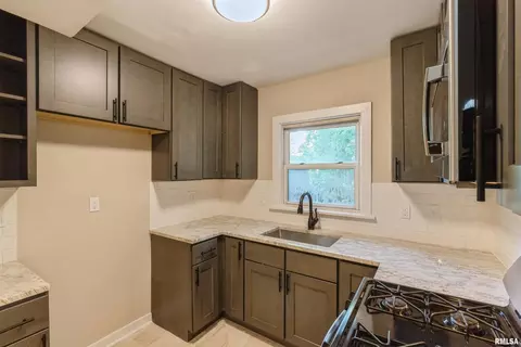 111 16th Ave, Moline, IL 61265 photo 8