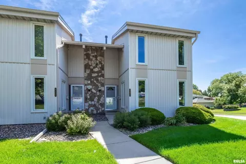 4451 Bunker Hill Dr, Bettendorf, IA 52722