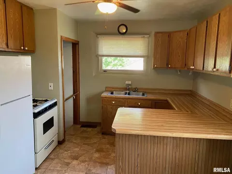 2111 10th St, Silvis, IL 61282 photo 9