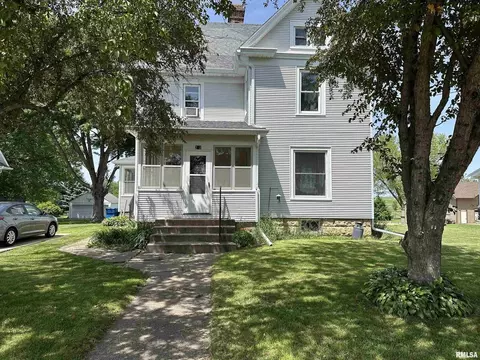 232 1st St, Charlotte, IA 52731