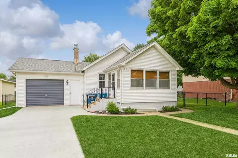 812 4th St, Dewitt, IA 52742