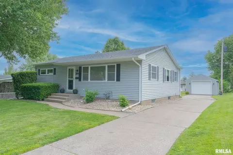 2857 Washington Ln, Davenport, IA 52804