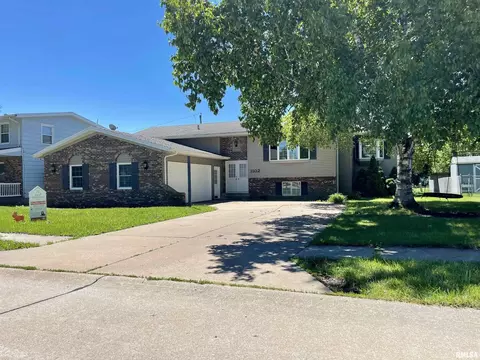 1102 27th Avenue Ct, Silvis, IL 61282
