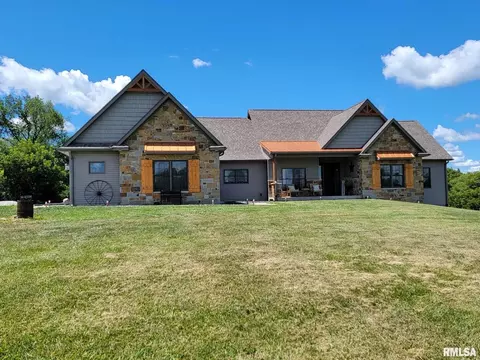 700 S 32nd St, Clinton, IA 52732