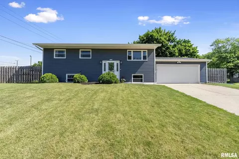940 Summit Hills Dr, Bettendorf, IA 52722