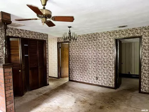 607 E Washington St, Christopher, IL 62822 photo 12