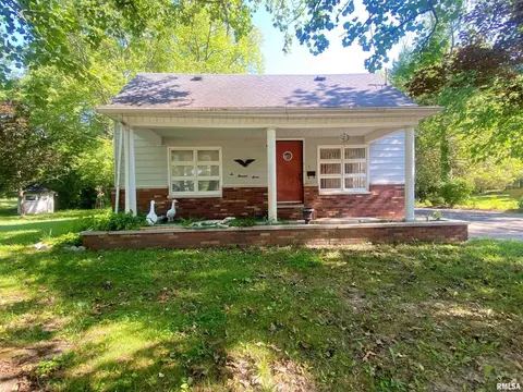 607 E Washington St, Christopher, IL 62822
