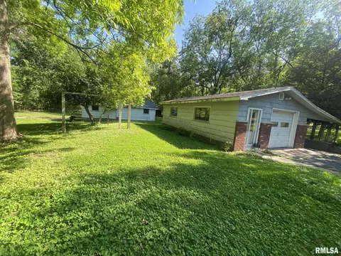 607 E Washington St, Christopher, IL 62822 photo 4