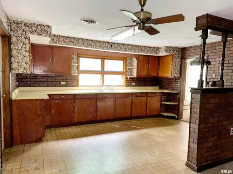 607 E Washington St, Christopher, IL 62822 photo 15