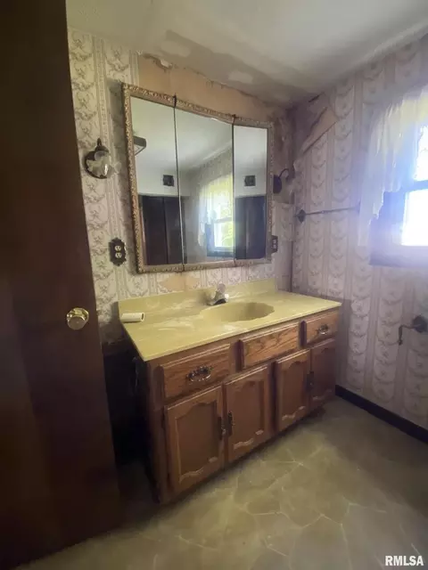 607 E Washington St, Christopher, IL 62822 photo 18