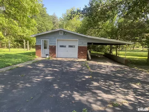 607 E Washington St, Christopher, IL 62822 photo 3