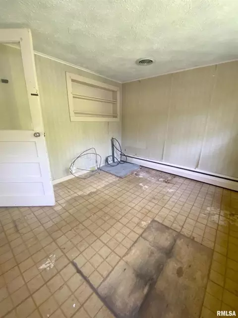 607 E Washington St, Christopher, IL 62822 photo 16