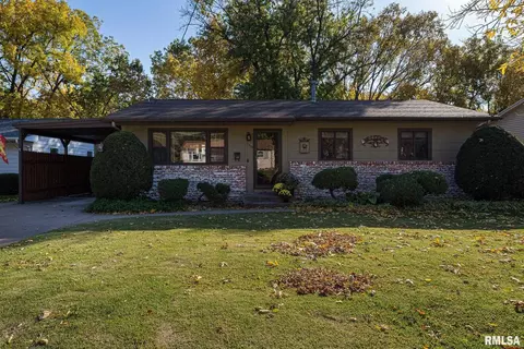 2203 Glenn Ct, Bettendorf, IA 52722