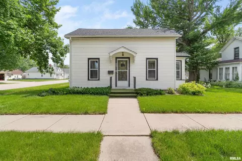 403 8th St, Dewitt, IA 52742