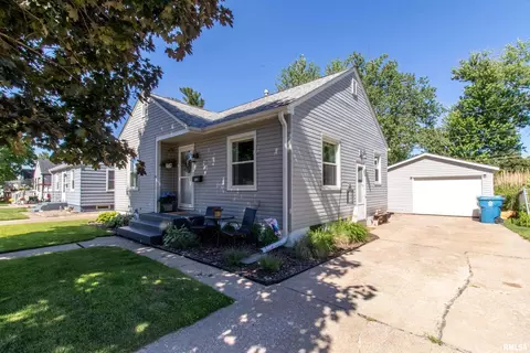 2318 4th St #A, East Moline, IL 61244