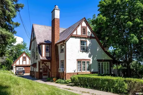 1027 Wilkes Ave, Davenport, IA 52804