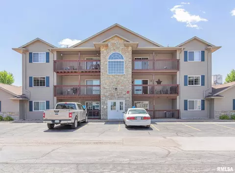 205 E Price St #302, Eldridge, IA 52748