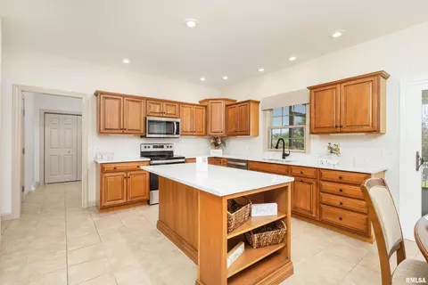 119 S Blanche Dr, Eldridge, IA 52748 photo 14