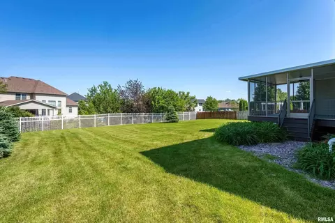 119 S Blanche Dr, Eldridge, IA 52748 photo 36