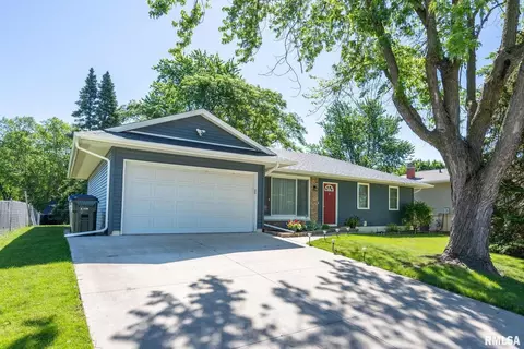 5741 Oak Brook Rd, Davenport, IA 52806