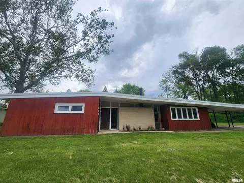 1864 Circle Dr S, Clinton, IA 52732