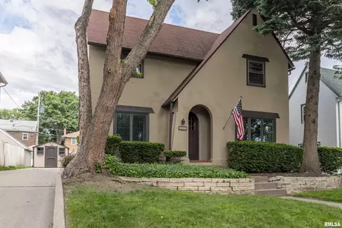 2510 Scott St, Davenport, IA 52803