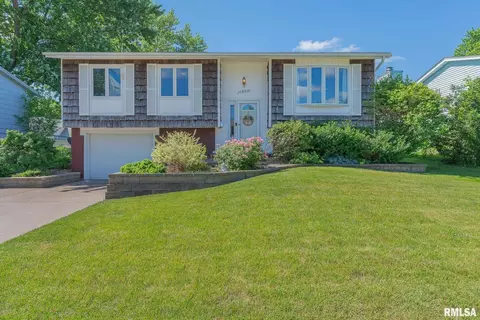 1935 Bristol Dr, Bettendorf, IA 52722
