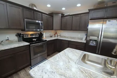 300 E Franklin St #202, Eldridge, IA 52748 photo 3
