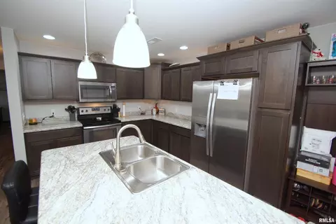 300 E Franklin St #202, Eldridge, IA 52748 photo 2