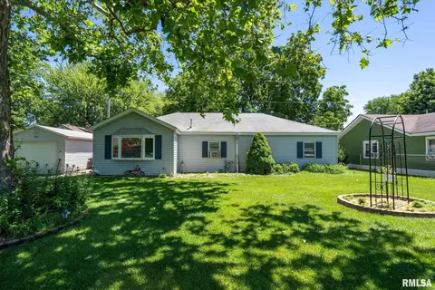 810 6th St, Colona, IL 61241