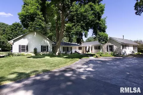 13 Oak Park Dr, Bettendorf, IA 52722