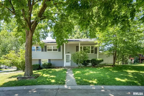 2902 Sycamore Ter, Bettendorf, IA 52722