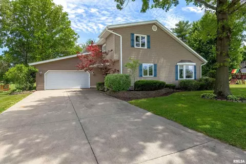 2 Deer Hollow Dr, Coal Valley, IL 61240