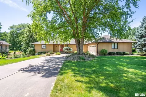 5715 Dodds Dr, Bettendorf, IA 52722