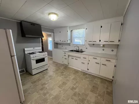 700 Willow St, Kewanee, IL 61443 photo 10