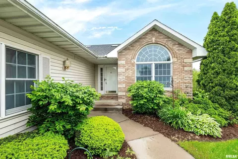 812 Falcon Dr, Le Claire, IA 52753