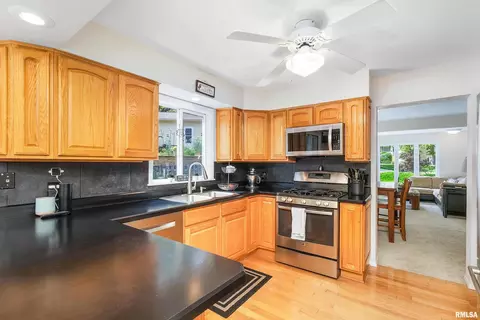 3211 45th St, Moline, IL 61265 photo 16