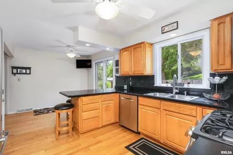 3211 45th St, Moline, IL 61265 photo 15